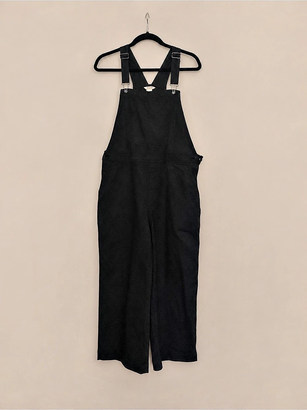 Duluth Trading Co Overalls Black Large
Capri length 22 1/2 inch inseam